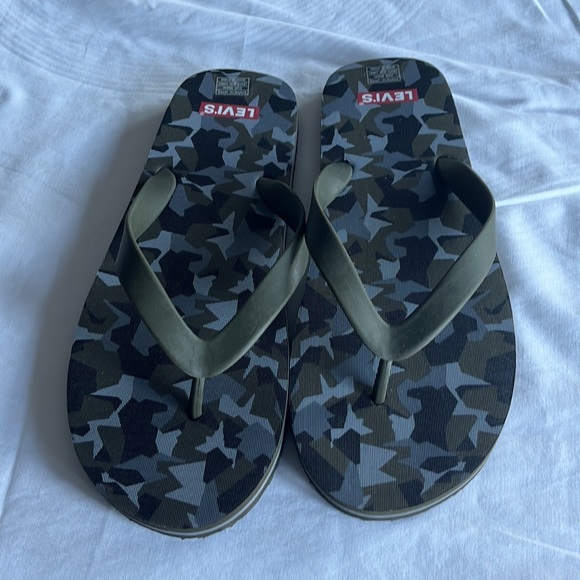 BRAND NEW! Size M(8-9) Levi’s Camo Flip Flops - Picture 5 of 5